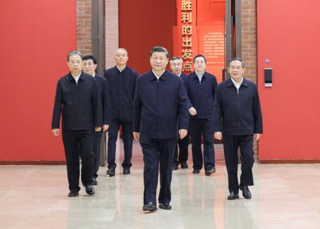 5 在陕西延安革命留想馆参观.jpg
