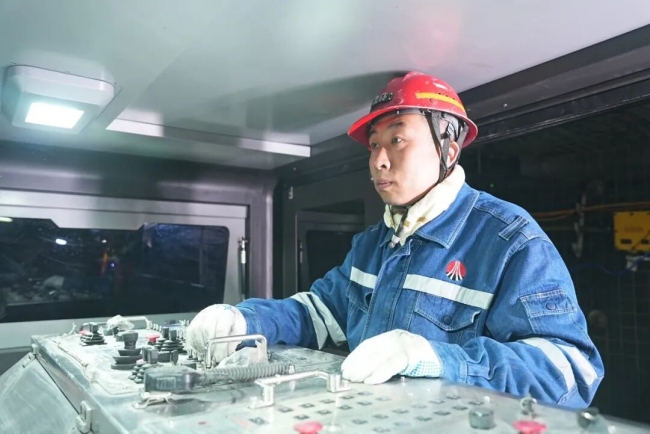 韩家湾煤炭公司机电检建工&nbsp;冯兵兵.jpg